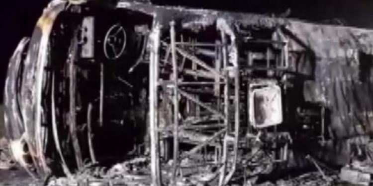 மகாராஷ்டிராவில் இடம்பெற்ற வாகன தீ விபத்தில் 25 பேர் உயிரிழப்பு!