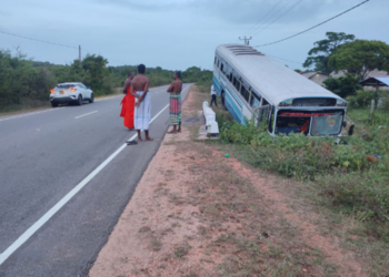 யாழில் இருந்து கதிர்காமம் நோக்கி பயணித்த பேருந்து விபத்திற்குள்ளானது