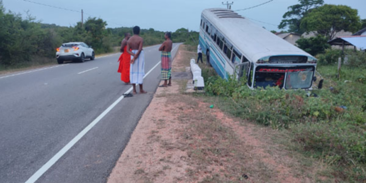 யாழில் இருந்து கதிர்காமம் நோக்கி பயணித்த பேருந்து விபத்திற்குள்ளானது