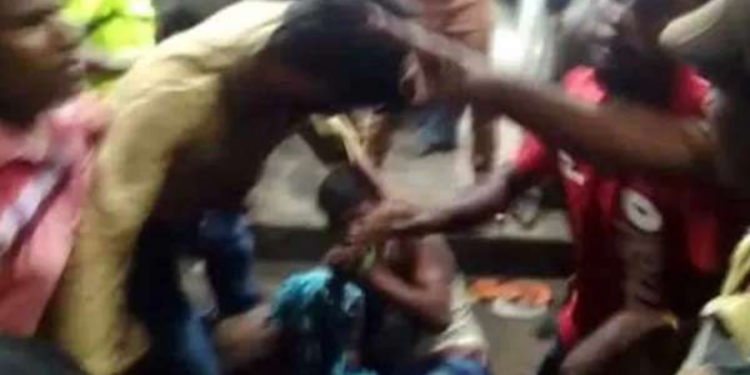 இளைஞரொருவரை அடித்துக் கொன்ற பிரதேச மக்கள்