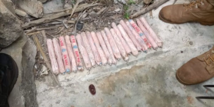 யாழில் பாழடைந்த வீடொன்றினுள் இருந்து மீட்க்கப்பட்ட வெடி மருந்துகள்