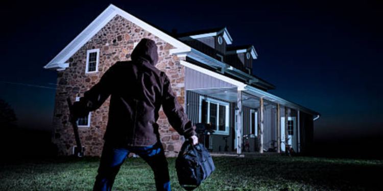 யாழில் திருட்டில் ஈடுபட்ட மூன்று இளைஞர்கள் கைது!