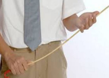 மாணவியை பிரம்பால் தாக்கிய ஆசிரியர்