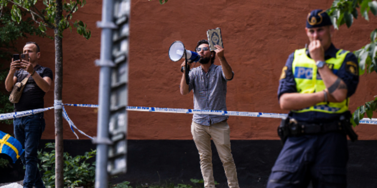 பைபிளை எரிக்க அனுமதி வழங்கிய பிரபல நாடு