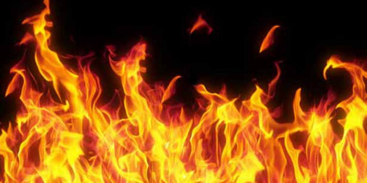 யாழில் பொலிஸ் நிலையம் முன்பாக பெற்றோல் ஊற்றி கொளுத்த முயன்ற நபரால் பரபரப்பு!