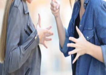 கனடாவில் இருந்து இலங்கை வந்த அக்கா யாழில் உள்ள தங்கையுடன் மோதல்!