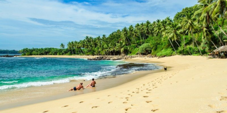 வெளிநாட்டில் இருந்து இலங்கை வந்த தம்பதி மீது கொடூர தாக்குதல்