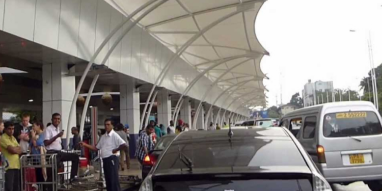 வெளிநாட்டில் இருந்து நாட்டிற்கு வந்த நபருக்கு காத்திருந்த அதிர்ச்சி!