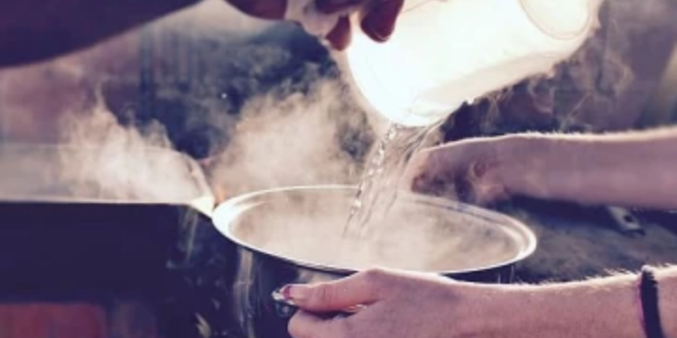 தனது 3 1/2 வயது பிள்ளை மீது கொதி நீரை ஊற்றிய தந்தை