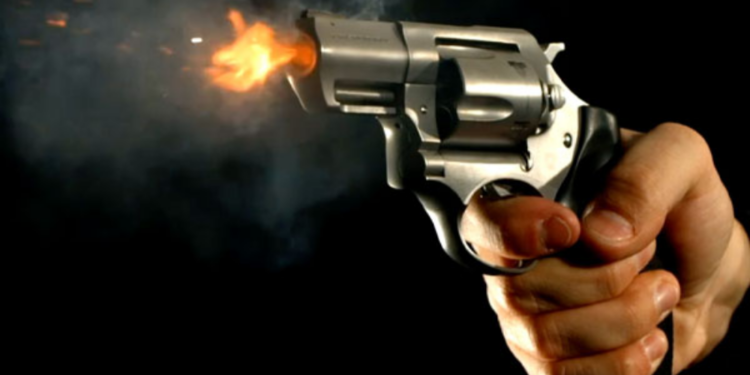 பொலிசாரின் உத்தரவை மீறி பயணித்த மோட்டார் சைக்கிள் மீது துப்பாக்கி பிரயோகம்