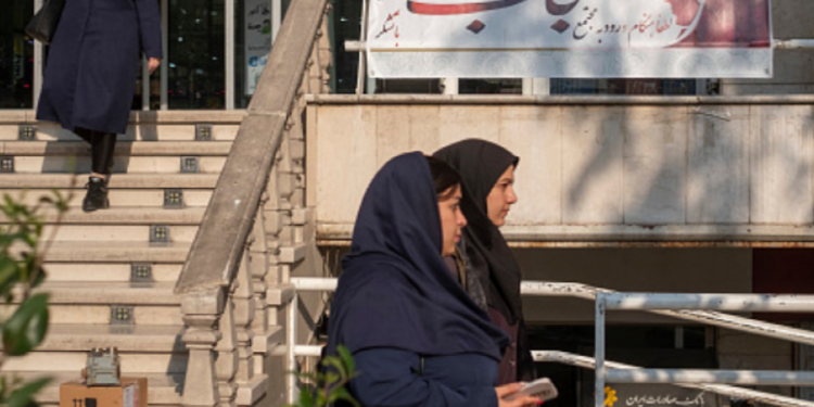 ஹிஜாப் அணியாத பெண் ஊழியர்களால் மூடப்பட்ட பிரபல நிறுவனம்!