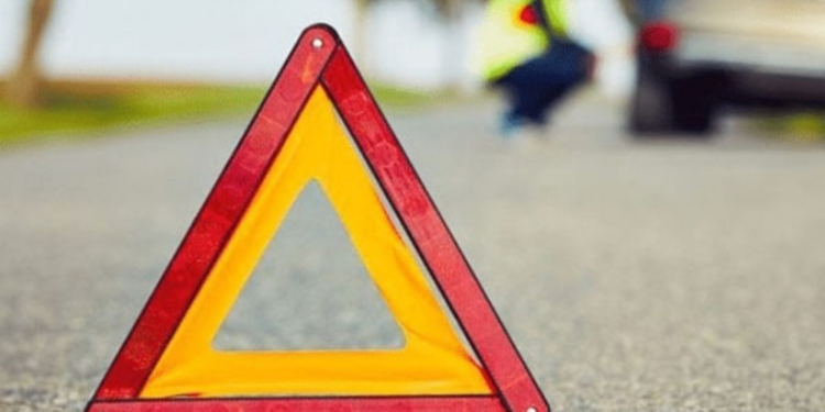 சுற்றுலா பயணிகளை ஏற்றிச் சென்ற வான் விபத்திற்குள்ளானது