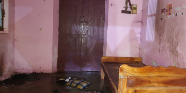 யாழில் மருத்துவர் வீட்டிற்குள் நுழைந்து அட்டூழியம் மேற்கொண்ட  கும்பல்