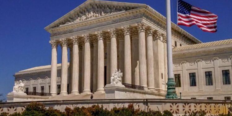 பெண்ணின் அந்தரங்கப் படங்களை வெளியிட்ட முன்னாள் காதலன்: 120 கோடி டொலர் இழப்பீடு வழங்க நீதிமன்றம் உத்தரவு