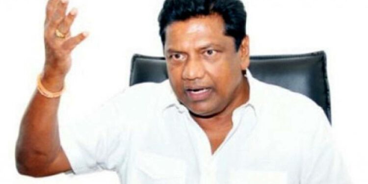 முன்னாள் அமைச்சர் மீது தாக்குதல்!