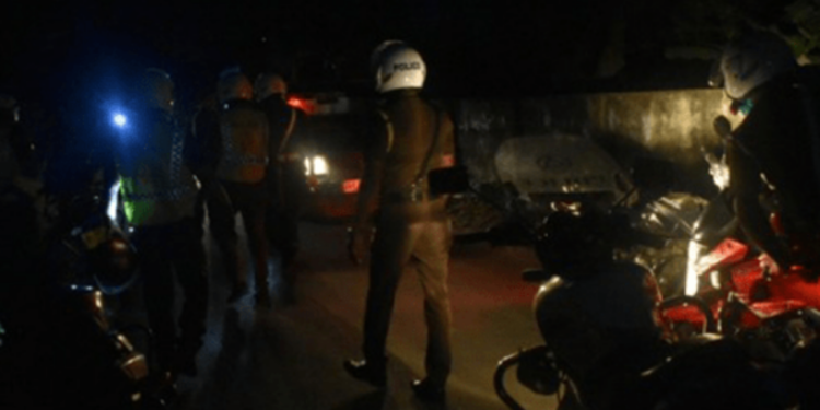 நடு ரோட்டில் காதலிக்கு கோல் எடுத்த காதலன் கைது!