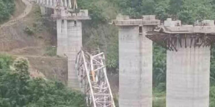 பாலம் இடிந்து விழுந்ததில் 17 பேர் உயிரழப்பு!