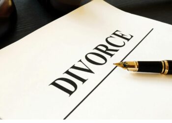 கணவனின் தொல்லை தாங்க இயலாது விவாகரத்து கோரும் இளம் குடும்ப பெண்!