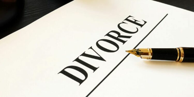 கணவனின் தொல்லை தாங்க இயலாது விவாகரத்து கோரும் இளம் குடும்ப பெண்!