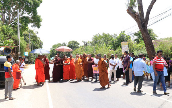 பௌத்த பிக்குகளால் ஆர்ப்பாட்டம் முன்னெடுப்பு!