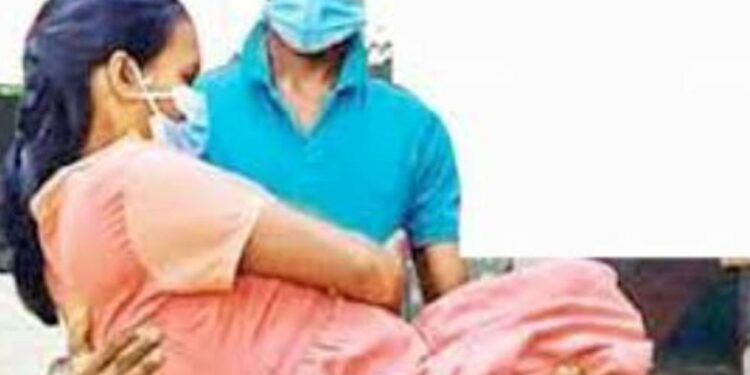 கர்ப்பிணி மனைவியை சுமந்து சென்ற கணவன் இறுதியில் நிகழ்ந்த சோகம்