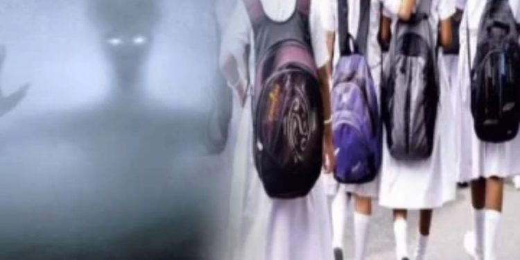 பாடசாலை ஒன்றில் பேய் நடமாட்டமுள்ளதாக அச்சத்தில் மாணவர்கள்