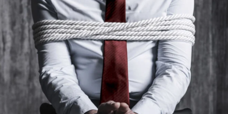 இளைஞரை கடத்திச் சென்று கொலை மிரட்டல் விடுத்த கும்பல்