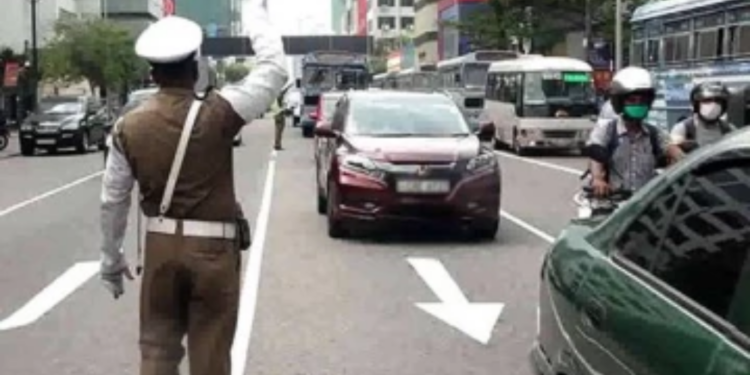 மோட்டார் சைக்கிளில் பொலிசாரின் உத்தரவை மீறி பயணித்தவர்களுக்கு நேர்ந்த கதி!