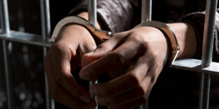 யாழில்  இரண்டு வாள்களுடன் இளைஞர் ஒருவர் கைது!