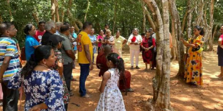 குருந்தூர் மலையில் வழிபாடு மேற்கொண்ட சிங்கள மக்கள்