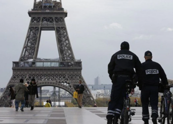 ஈபிள் கோபுரத்தில் முகம் சுளிக்க வைக்கும் அமெரிக்க சுற்றுலா பயணிகளின் செயல்