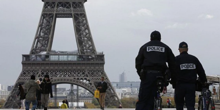 ஈபிள் கோபுரத்தில் முகம் சுளிக்க வைக்கும் அமெரிக்க சுற்றுலா பயணிகளின் செயல்