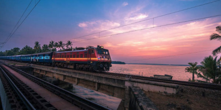 ரயிலுடன் மோதிய லொறி