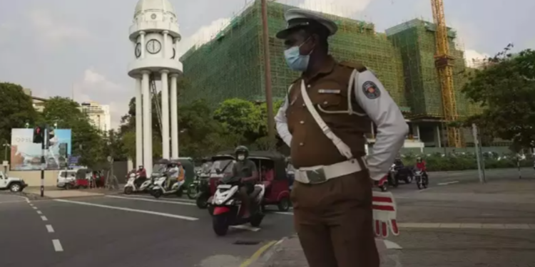 பொலிஸ் வேடமிட்டு கொள்ளை!