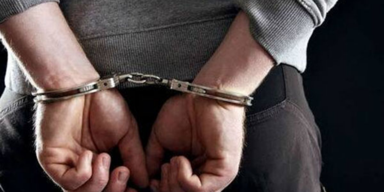 அபாயகரமான பொருட்களுடன் மூவர் கைது!