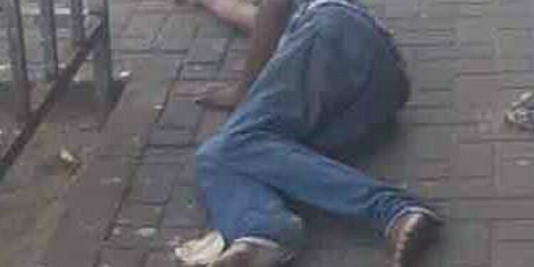 வெள்ளவத்தை பொலிஸ் நிலையத்திற்கு முன்னால் காயங்களுடன் மீட்க்கப்பட்ட இளைஞன்