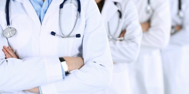 வேலைநிறுத்த போராட்டத்தில் ஈடுபட்டுள்ள வைத்தியர்கள்