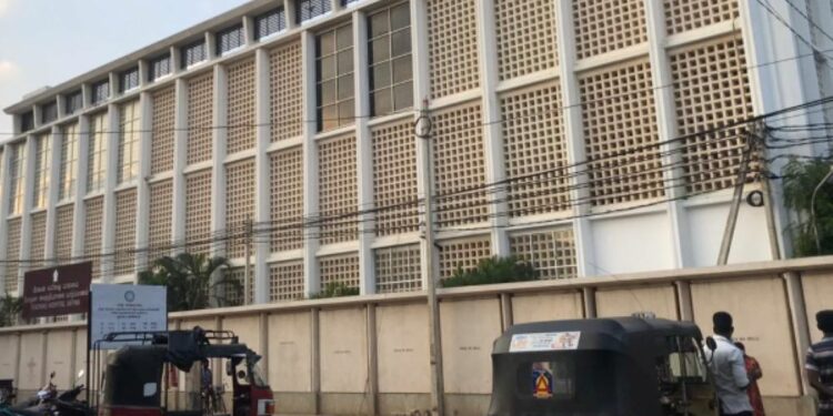 யாழ் போதனா வைத்தியசாலையில் நீதி கோரும் கையிழந்த சிறுமியின் பெற்றோர்!