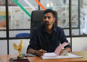 தோட்டப் பகுதியில் உள்ள குடியிருப்பு உடைக்கப்பட்டமைக்கு எதிர்ப்பு  தெரிவிக்கும் ஜீவன் தொண்டமான்