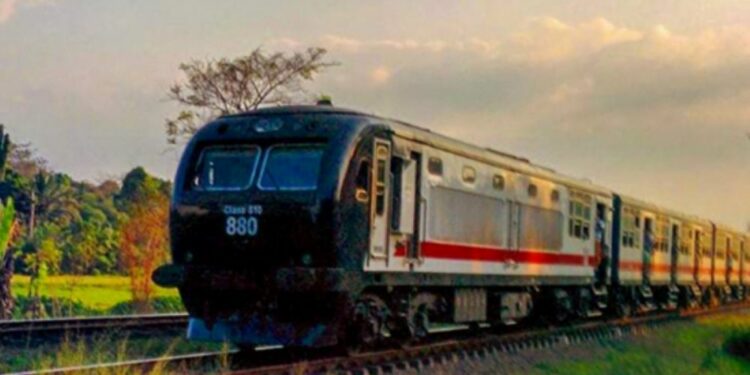 இன்று நள்ளிரவு முதல் புகையிரத சேவை அத்தியவசிய சேவையாக பிரகடனம்