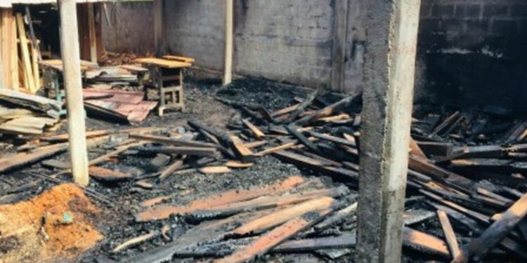 யாழ் நெல்லியடி மரக்காலை ஒன்றில் தீ பரவல்!