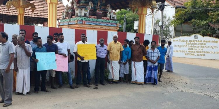 யாழில் மதுக்கடை அமைக்க எதிர்ப்பு தெரிவித்து போராட்டத்தில் ஈடுபடும்  மக்கள்