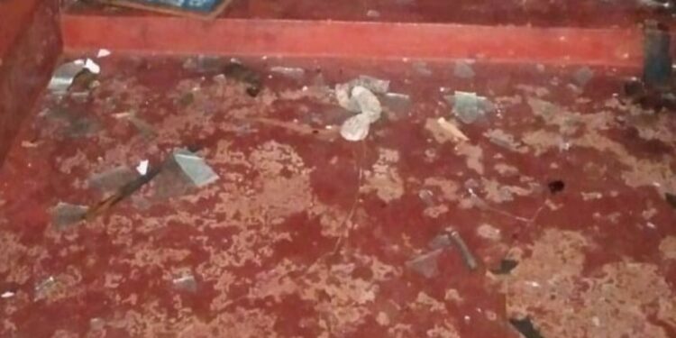 யாழில் காதலியின் வீட்டில் பெற்றோல் குண்டு தாக்குதல் நடாத்திய இளைஞன்