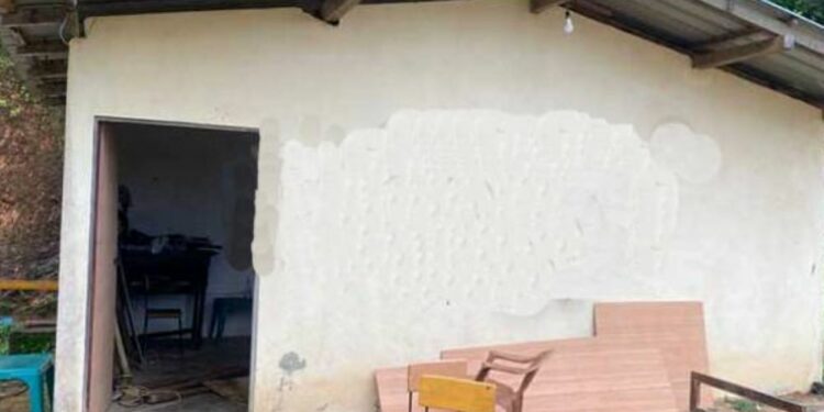 பாடசாலை ஒன்றிலிருந்து மீட்க்கப்பட்ட வெடிபொருட்கள்