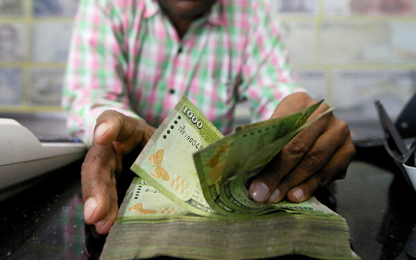 யாழில் வெளிநாட்டு ஆசையால் பெருந்தொகை பணத்தை இழந்த ஆசிரியர்