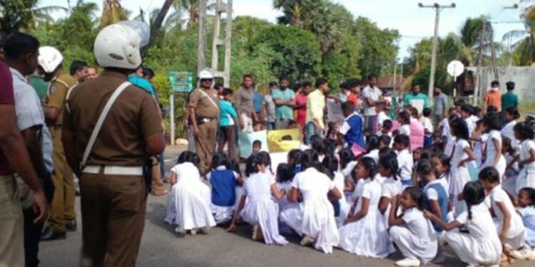 போராட்டத்தில் ஈடுபடும் மாணவர்கள் மற்றும் பெற்றோர்கள்