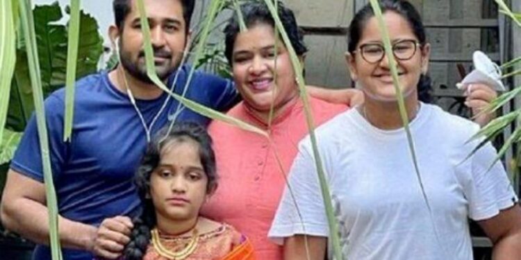 தேவாலயத்தில் இறுதி பிரார்த்தனையுடன் விடைபெற்றார் விஜய் ஆண்டனி மகள்