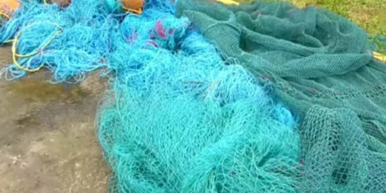 மீனவர்களின் வலைகளை வெட்டி வீசிய கடற்படையினர்