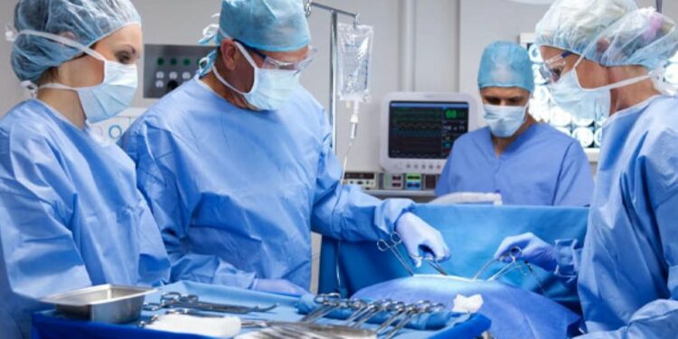 மனைவியின் கற்பப்பை அகற்றியதாக கணவன் முறைப்பாடு!