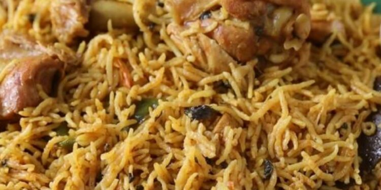 தனியார் உணவகம் ஒன்றில் பிரியாணியில் இருந்து பூரான்